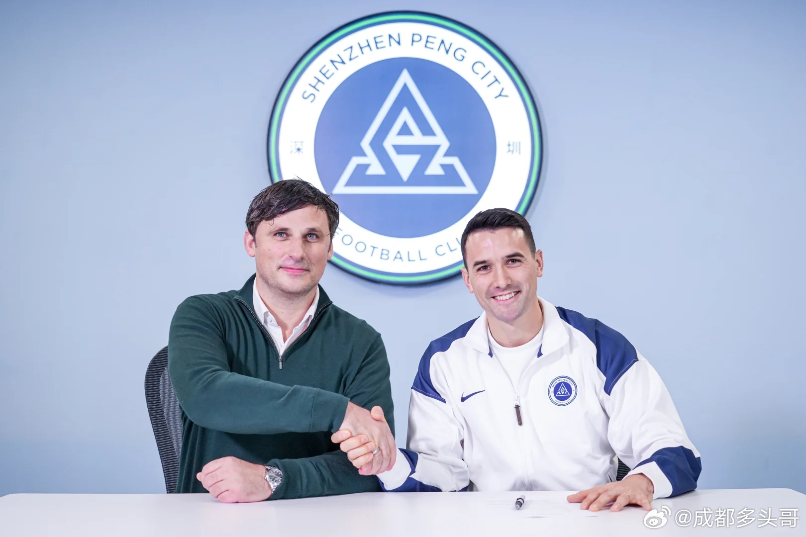 最好的队长，愿他能在深圳获得成都一样的善待与尊重。今年若有机会去到深圳，一定为他