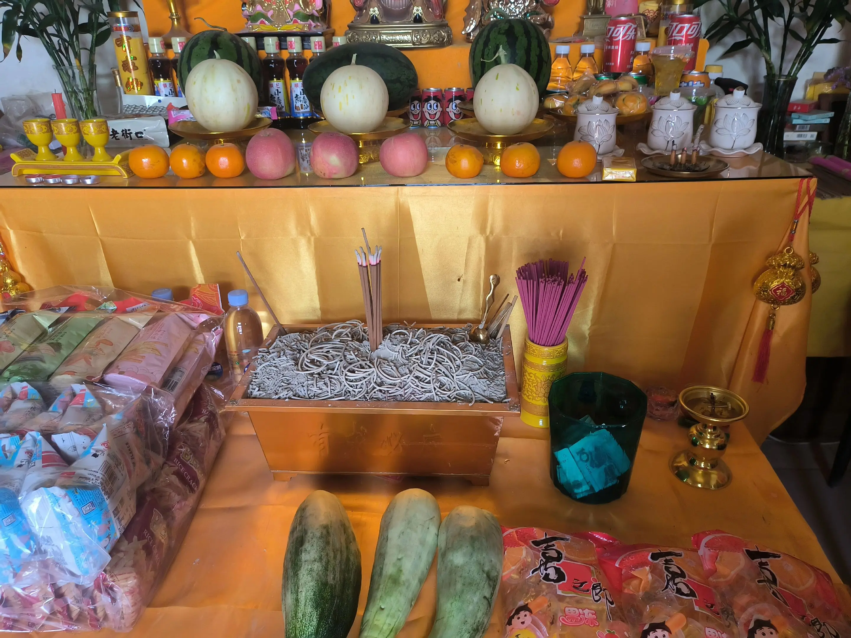 烧个香就叫“封建迷信”啦 看你出门选吉日，婚娶选日子，孩子满月选日子 ...