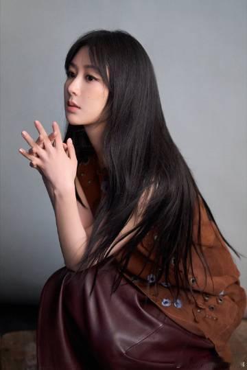 杨紫晒生命树巡山队全家福 看到杨紫晒的生命树巡山队全家福，瞬间被治愈！大家亲密无