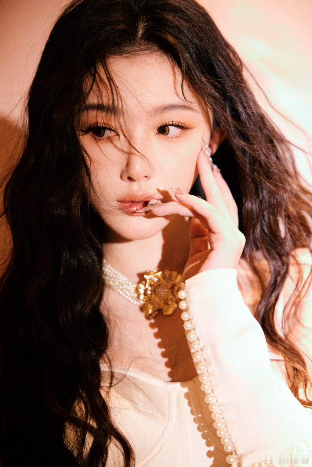 顶光下的孔雪儿孔雪儿的顶光镜头也太能打了！大气又灵动，这状态说是白月光本光没人反