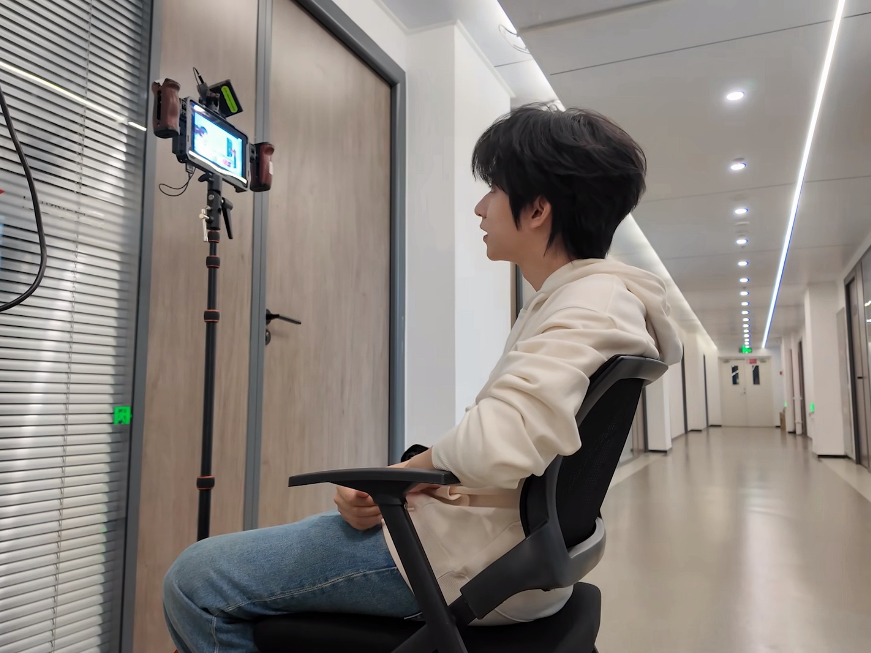 贺导工作中 