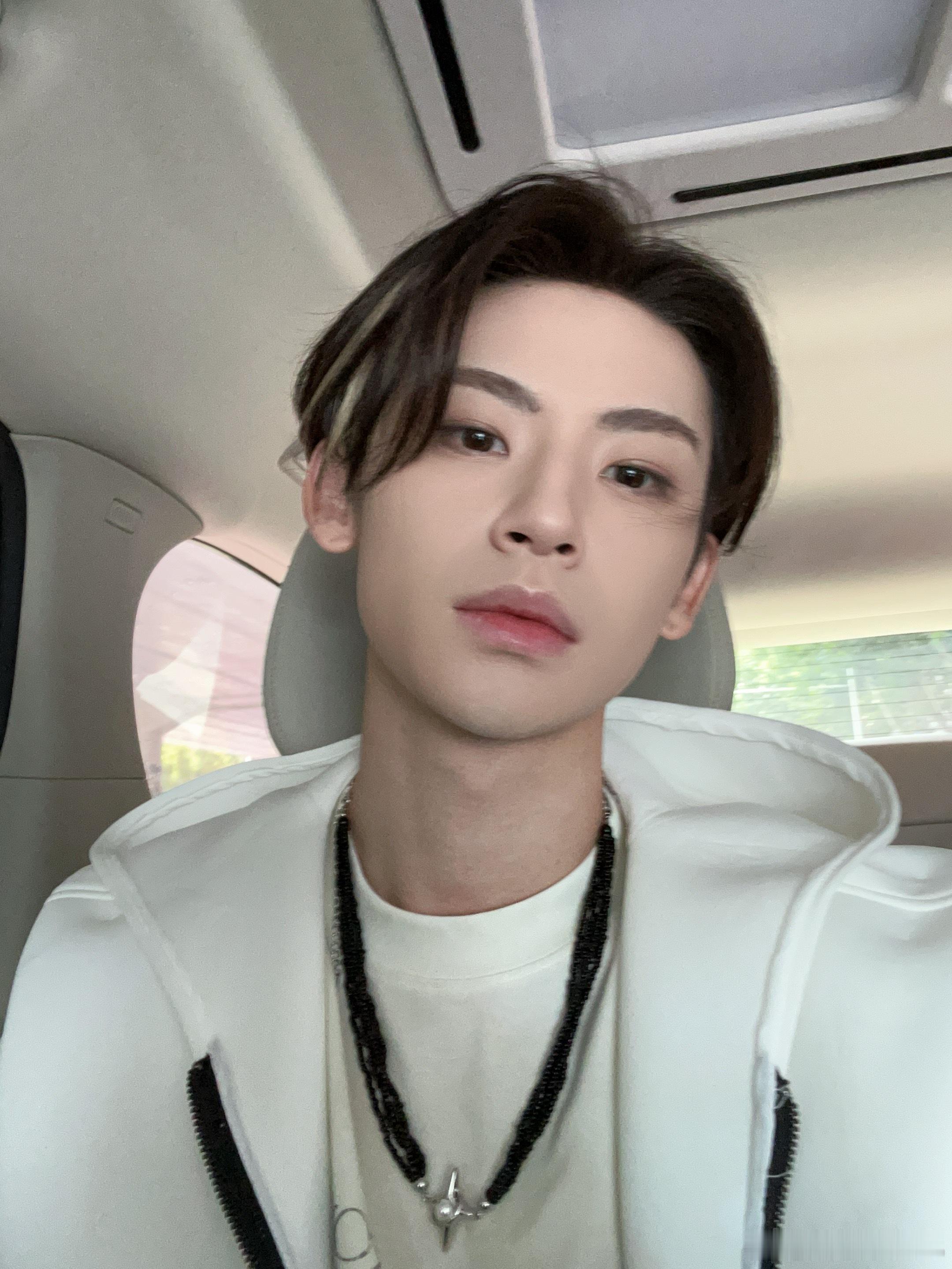 #小鬼车内自拍##小鬼哈欠比耶照# 小鬼在上班的车内，三百六十度怼脸自拍超有范，