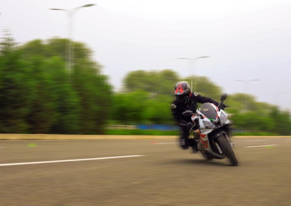 谁能想到，一个普通的修车学徒，竟能造出登上世界赛场的机车，干翻国际大牌，还把国货