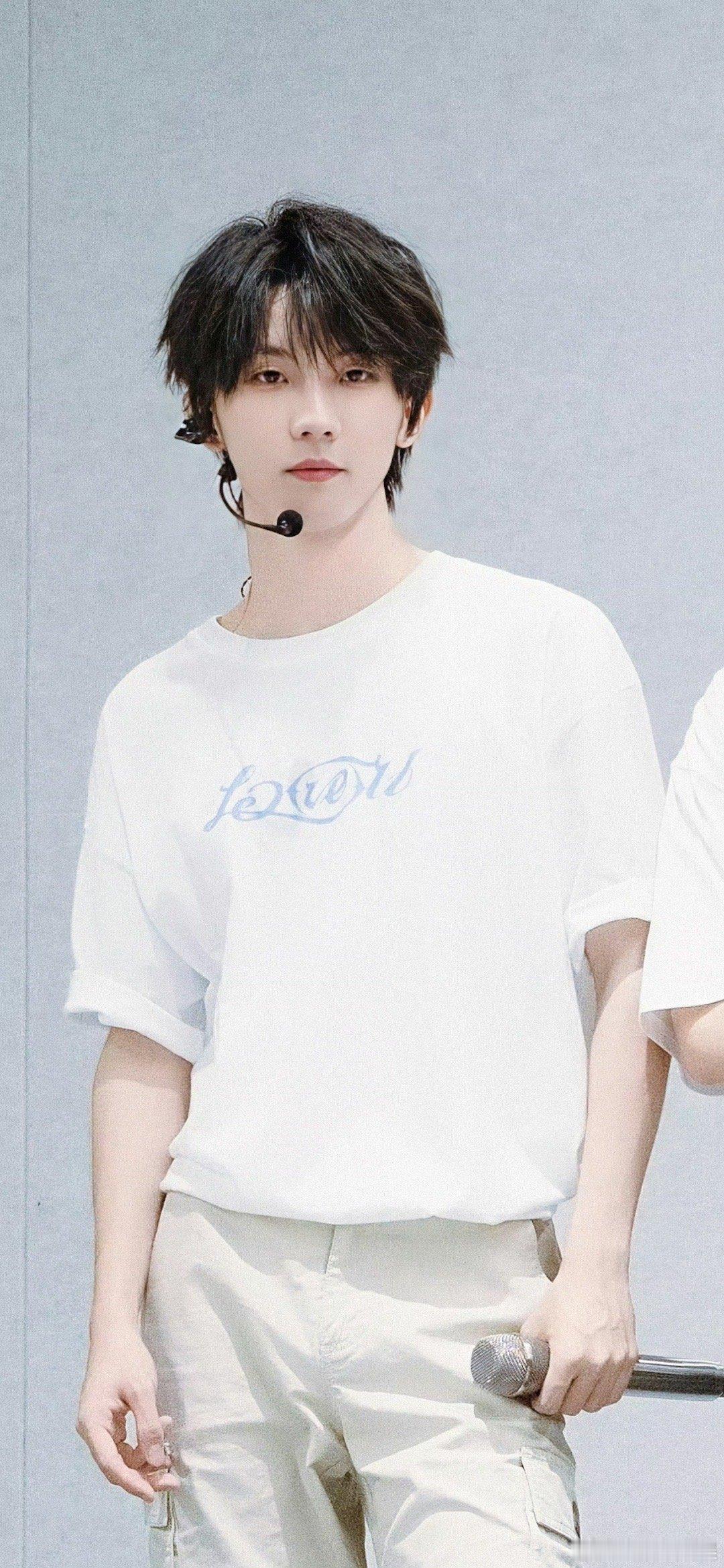 #时代少年图[超话]##时代少年团联排白T合照#我真的太喜欢这样的合照了，而且对