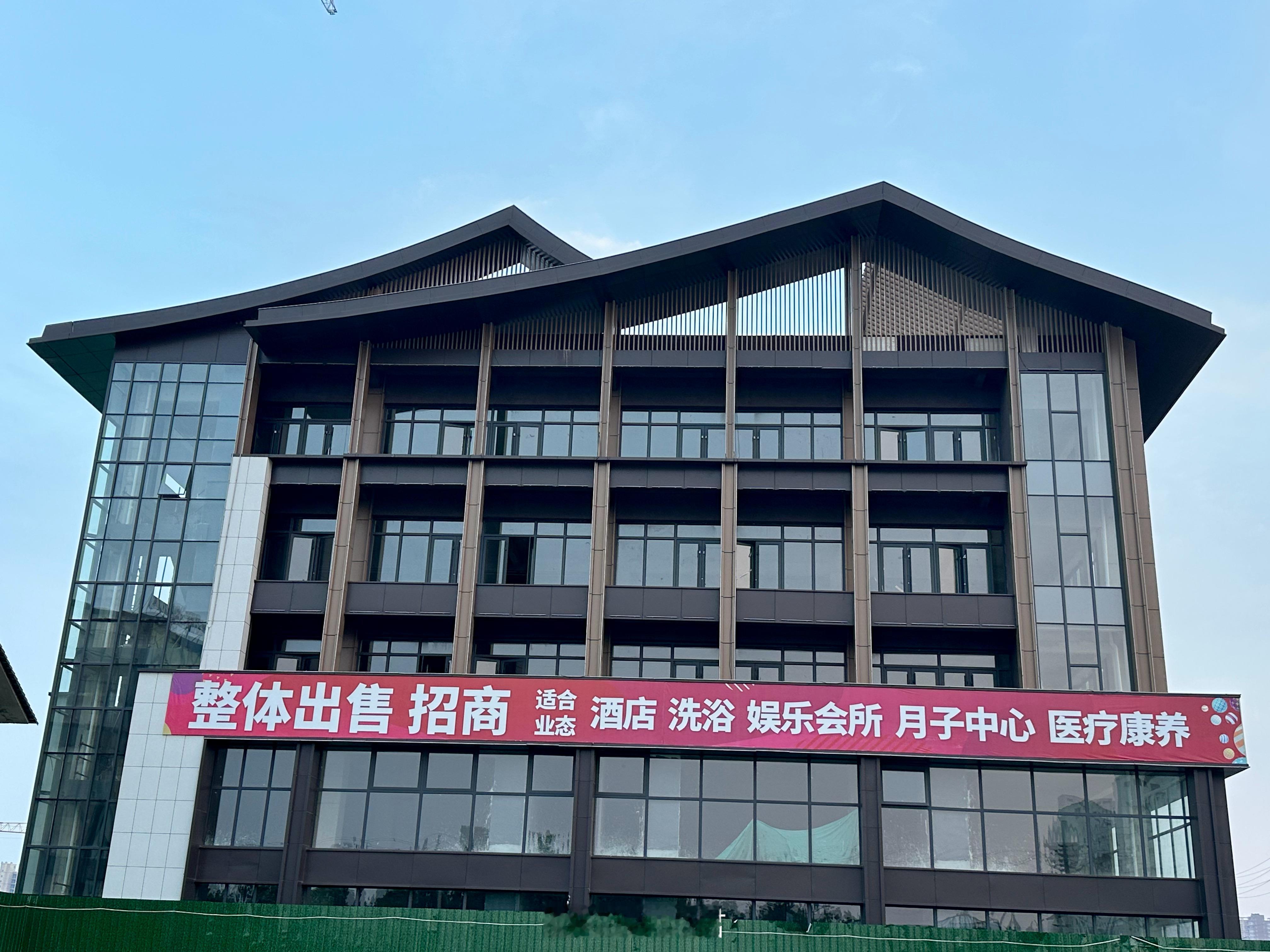 还是当房东好啊，开发商建了商场往外租给别人，每月收租金和物业费，最后产权还是自己