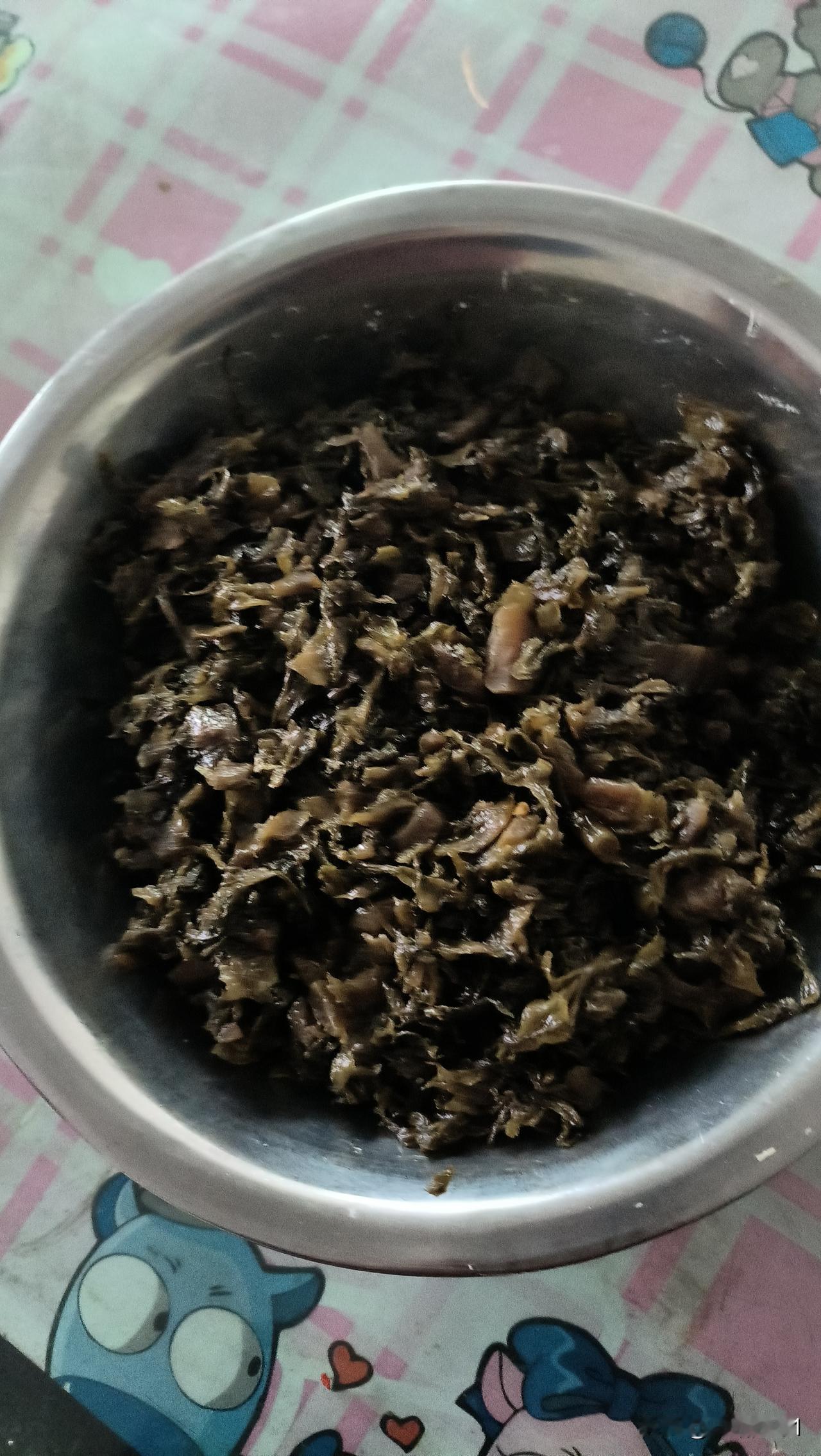 终于和这咸菜见面了，年后堂哥从外地赶来，特地赶来送娘一瓮头咸菜，真是礼轻情意重呀