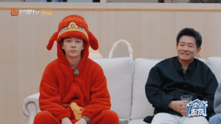 陆虎即兴创作祝大家有钱又命好陆虎的新年即兴歌火了。魔性旋律配实在歌词，越听越顺耳