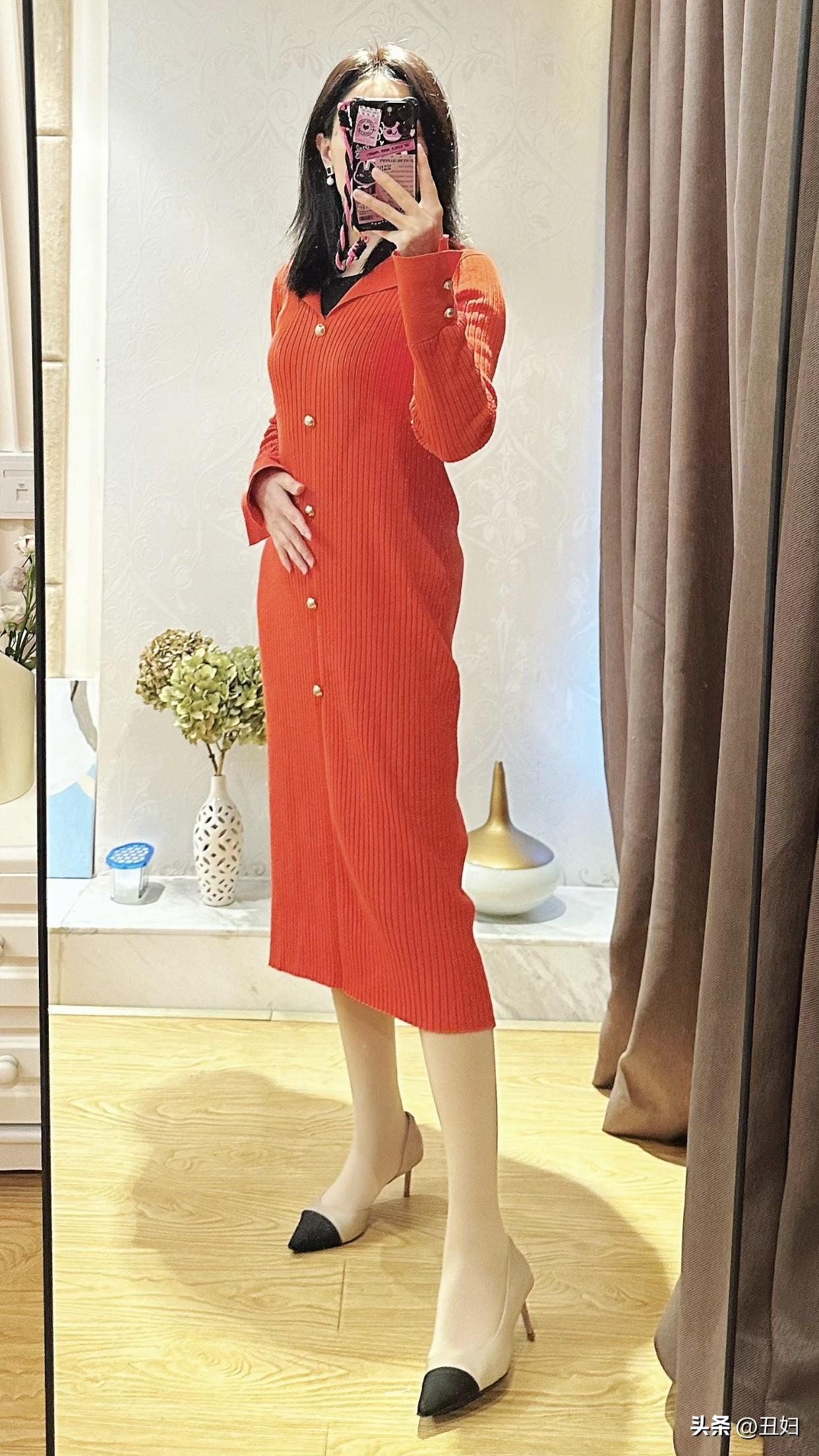 每日搭配分享·时尚穿搭温暖秋日穿搭，橙色连衣裙搭配米色高跟鞋，舒适又时尚！🍂?