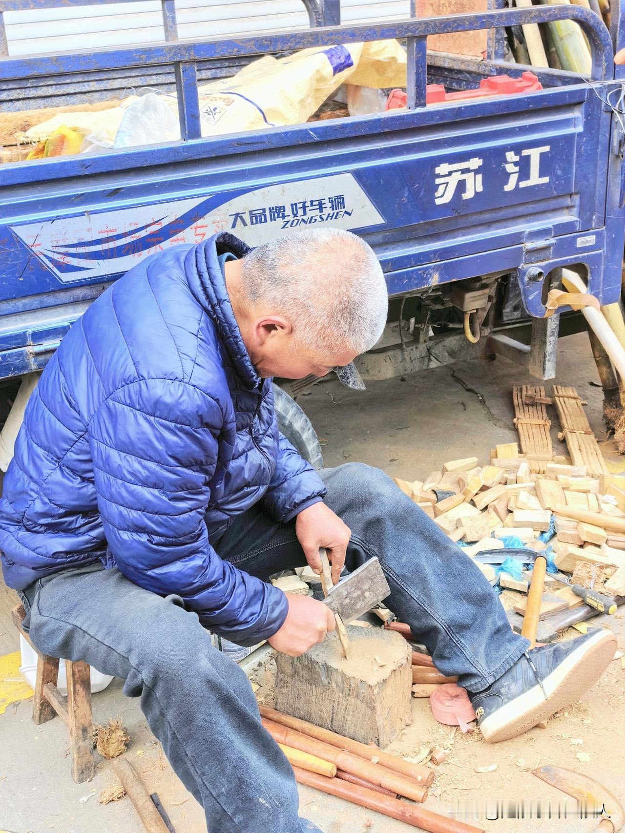 常州焦溪古镇老市场边上的路边摊，满满小时候逛街的味道，农家自种的西红柿、小黄瓜和