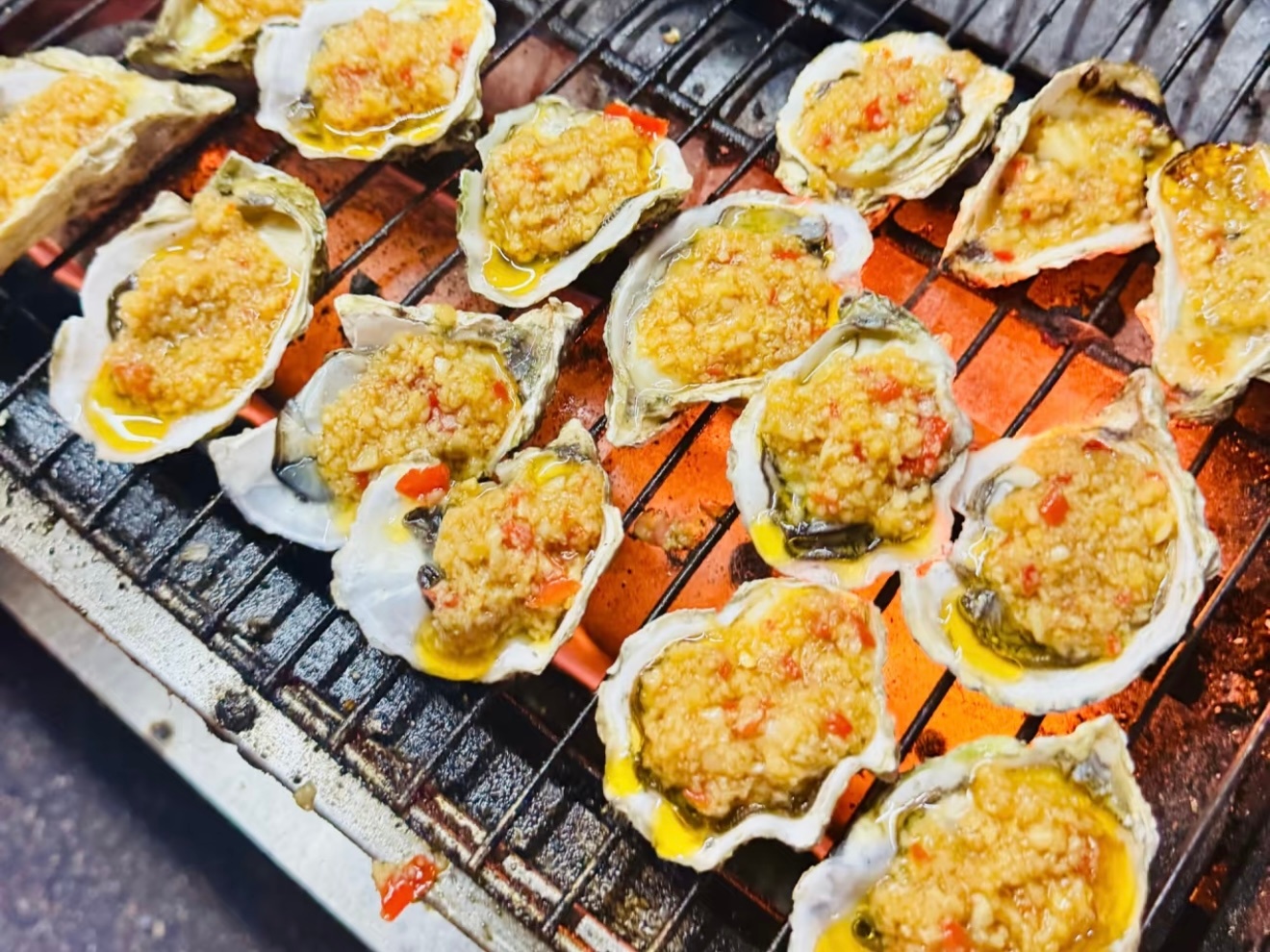 好闺闺今天生日，我们一起出去吃了好多美食，还有甜品，祝她永远快快乐，我们友谊长存