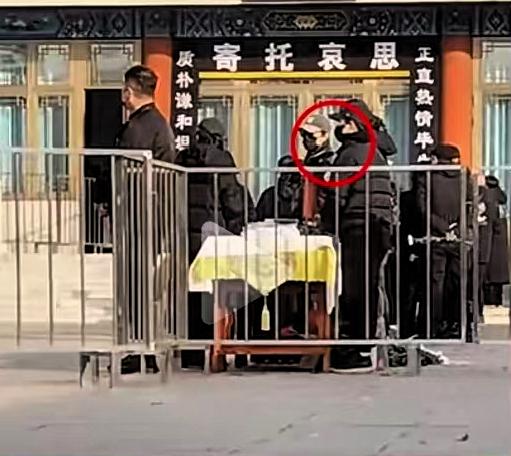 造谣唐嫣罗晋婚变的人
今天脸被打肿了吧！

11月23日罗晋父亲的追悼会现场，唐