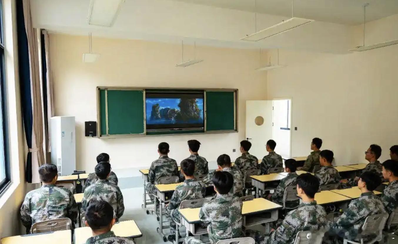 男童因逃学送成长基地被打骨折 最近这个事看得我心里直发堵。一个13岁的男孩，就因