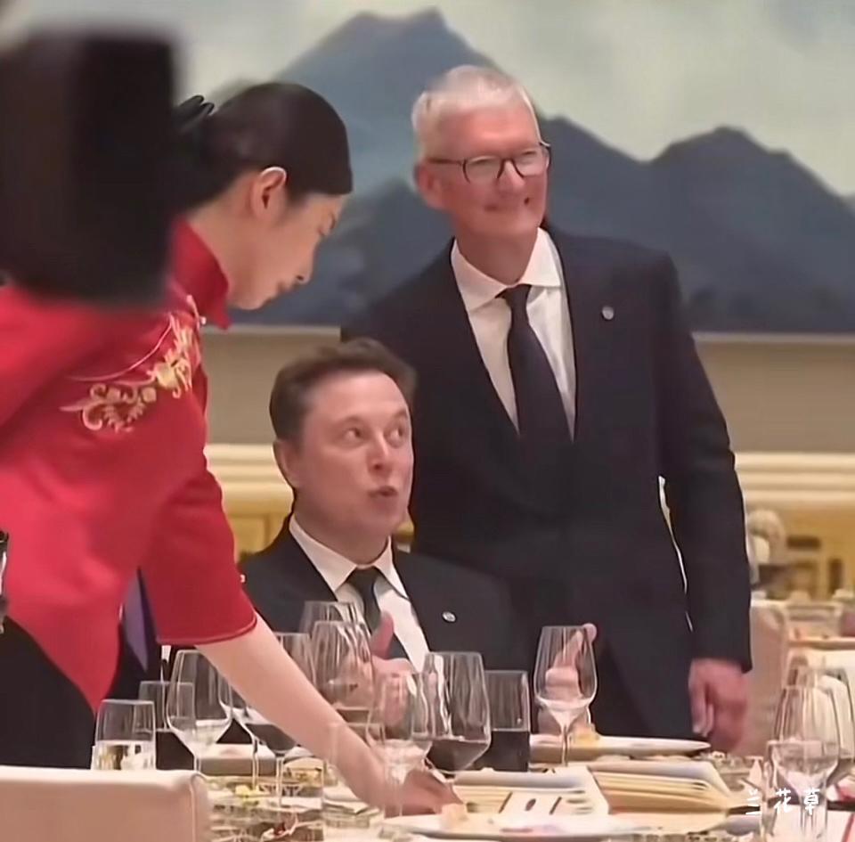 可爱的马斯克，他在国宴上的表情。
当库克来与他合影时，恰巧这时候服务员小姐姐来为