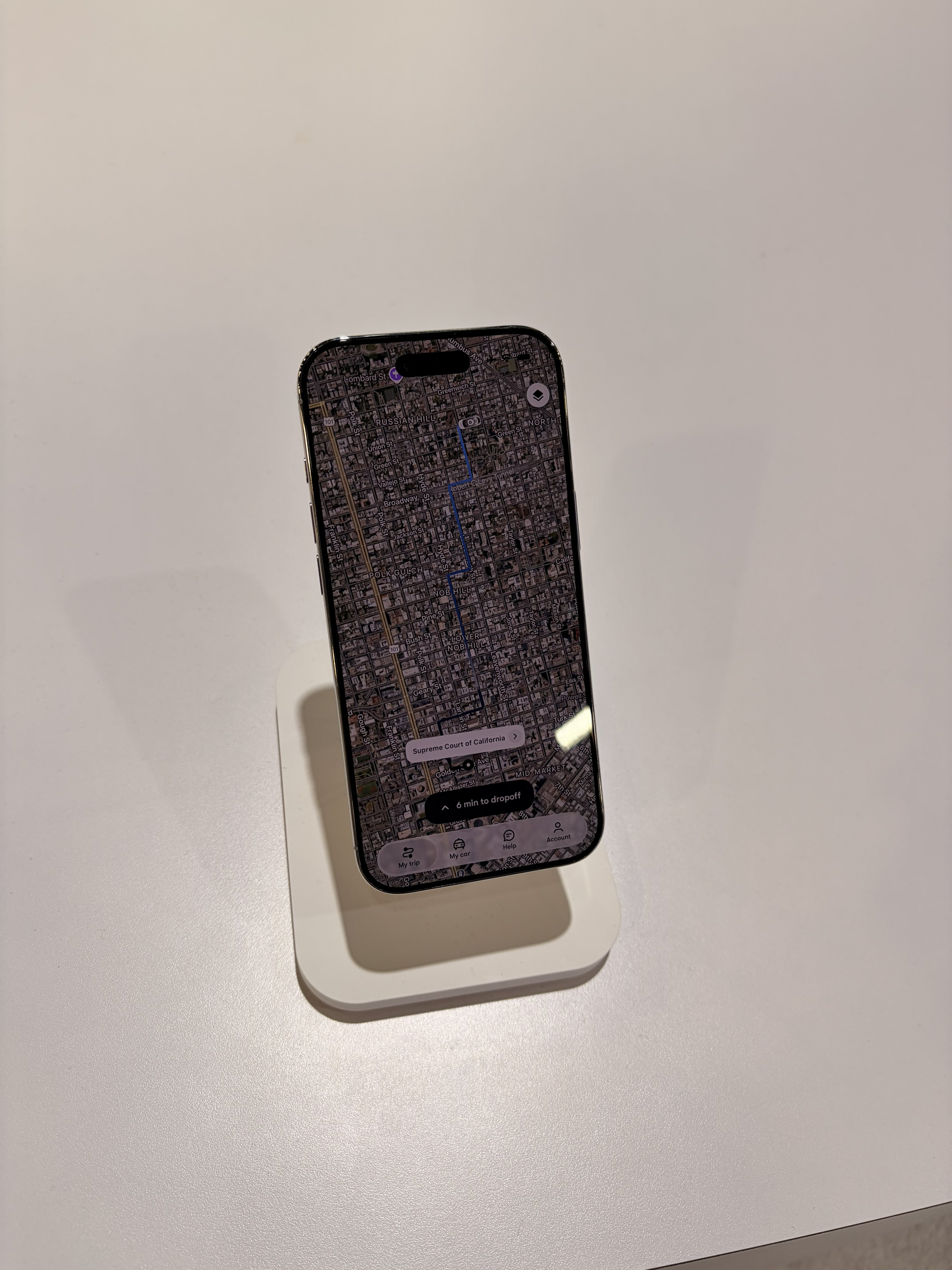 Waymo 在 CES 展台上进行 App 展示的手机是 iPhone Air。