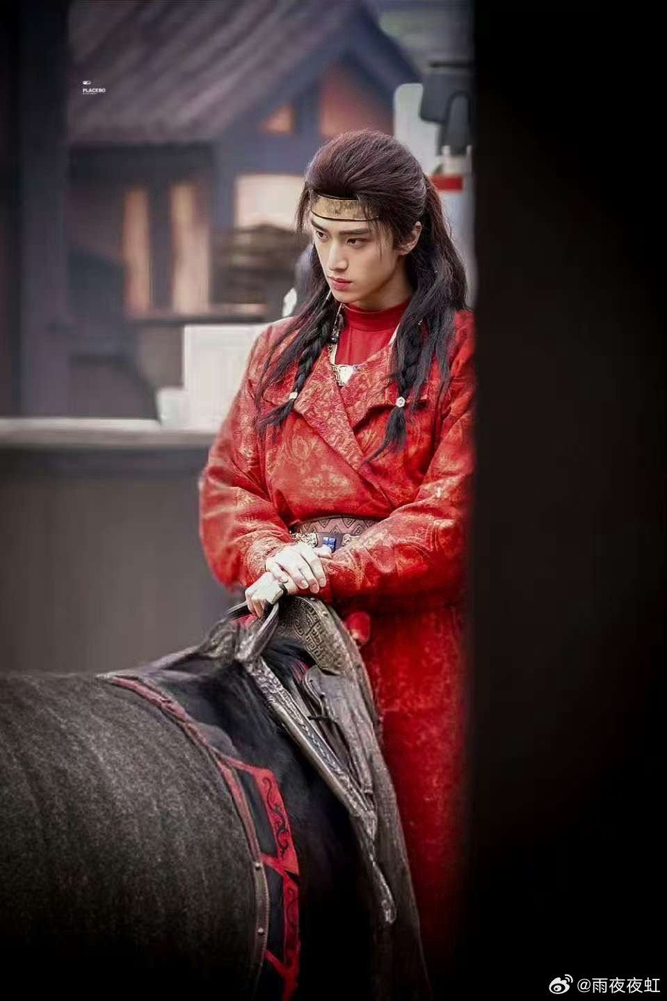 张康乐 少年骑马闯进镜头 张康乐的骑马戏真的自带高光！鄂瞬红衣执缰在草原奔跑，眉