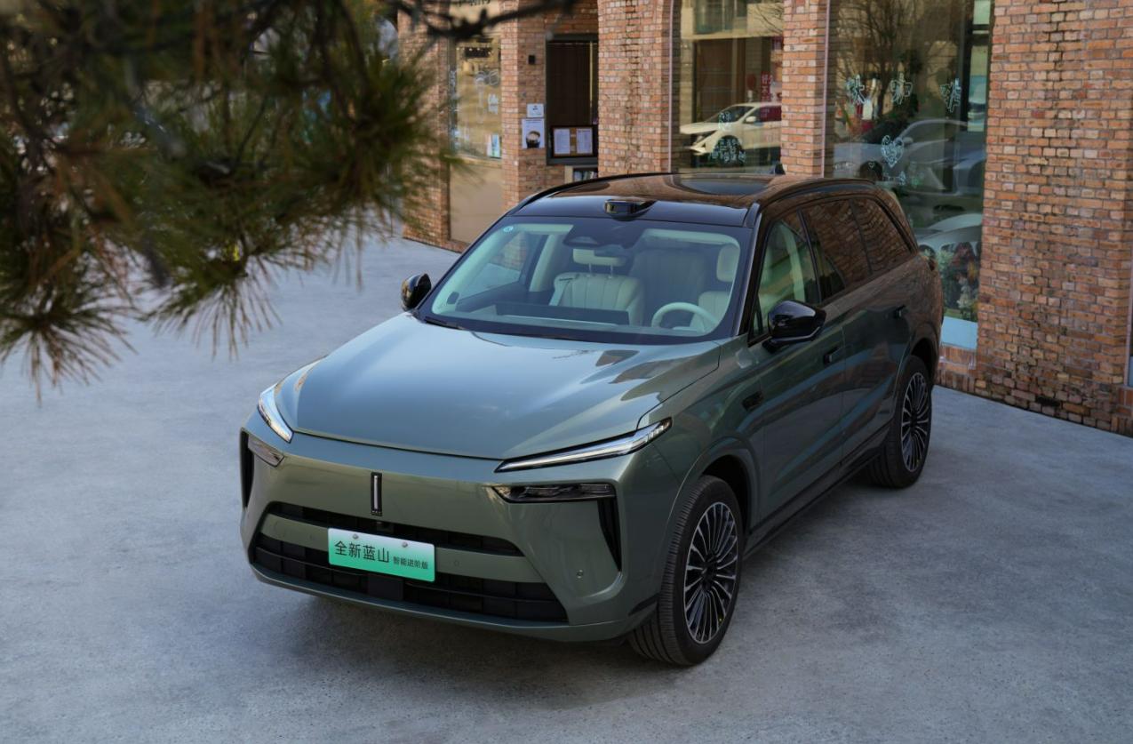 12月22日，魏牌蓝山智能进阶版正式上市。新车共推出3款车型，官方售价29.98