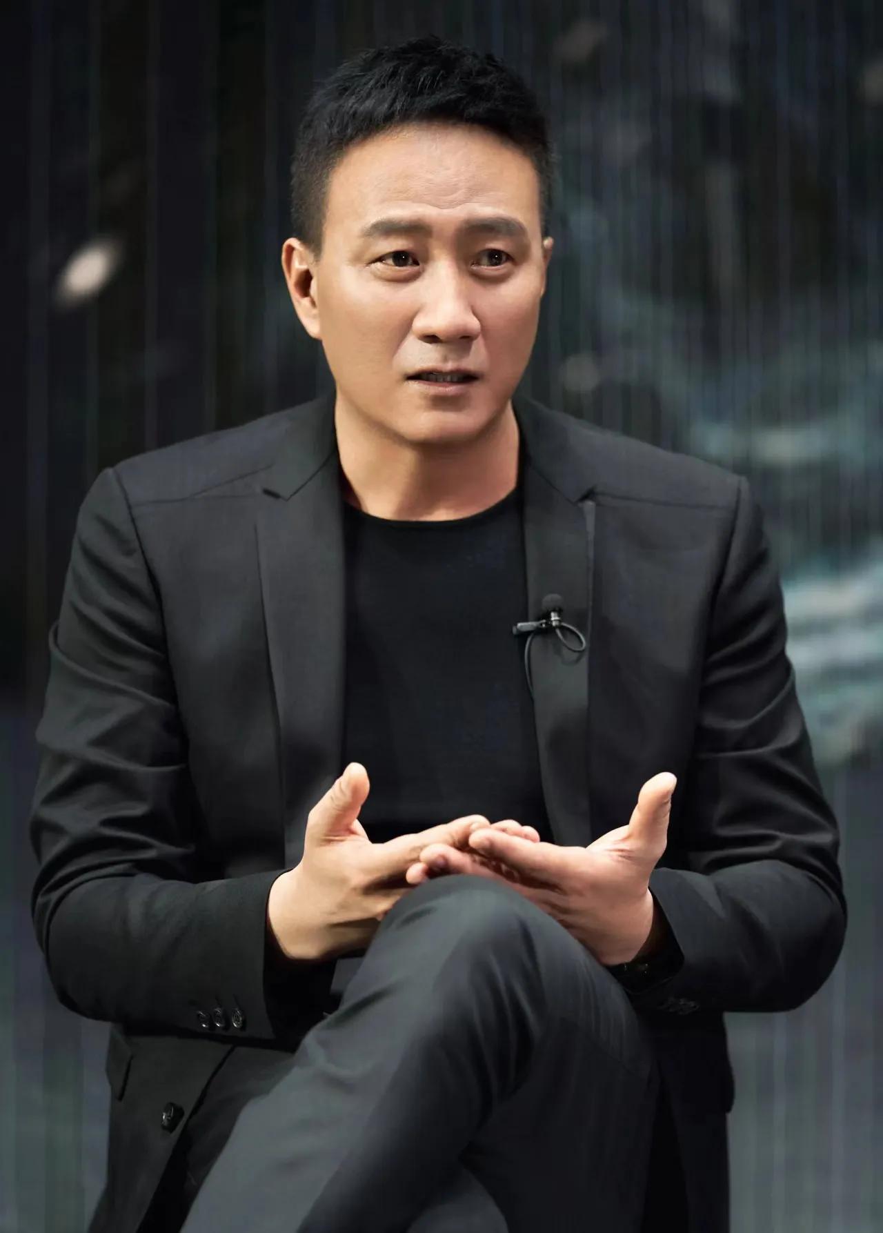 胡军的家庭成员



1、妻子，卢芳，52岁，云南人，是一名话剧演员，在北京人民