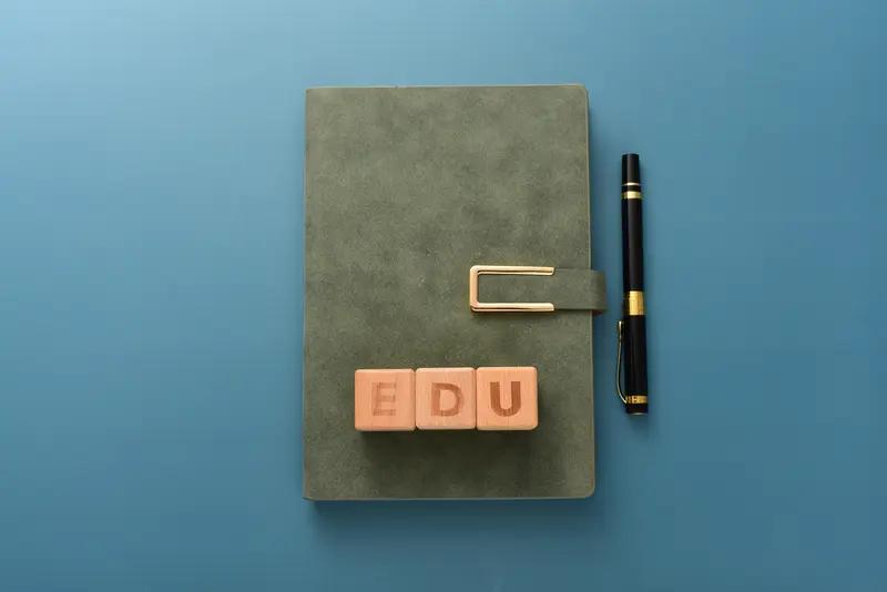 人民日报指出，教育的目标并非培养完美之人，而是教会人们做一个完整的人。实际上，要