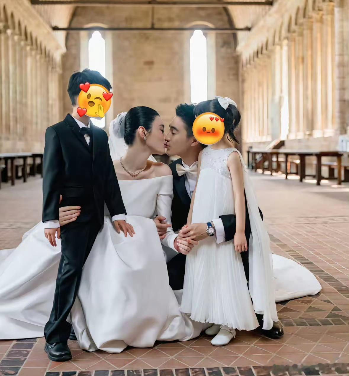 奚梦瑶晒婚礼现场照片，特意甜蜜表白何猷君，两人蹲在地上亲吻，画面真的好甜。现场布