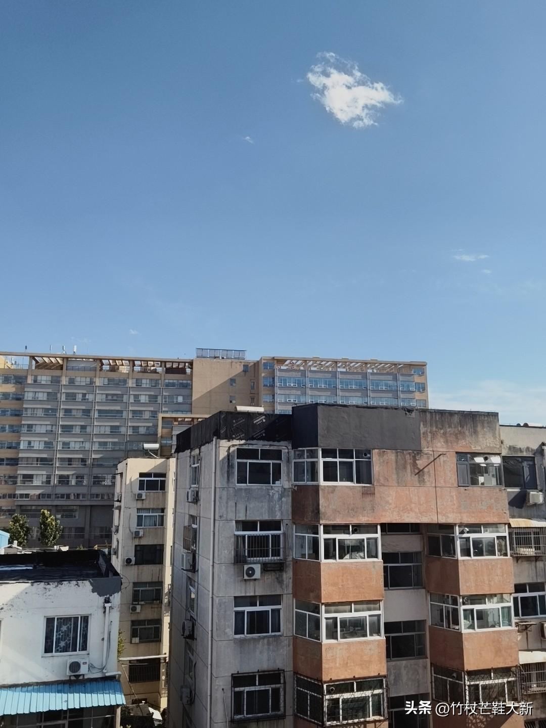 高考，一次考试而已。今天中午两点左右，在路口等红灯，一位妈妈骑着电动车，后面坐着