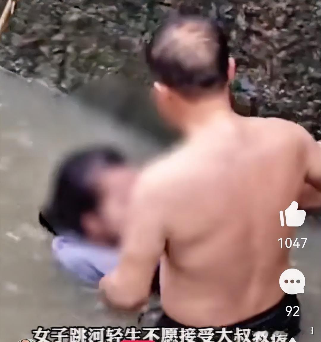 大叔营救跳河女子，不料迎来一记耳光。某地一女子跳河轻生，勇敢大叔见状后立马脱衣下