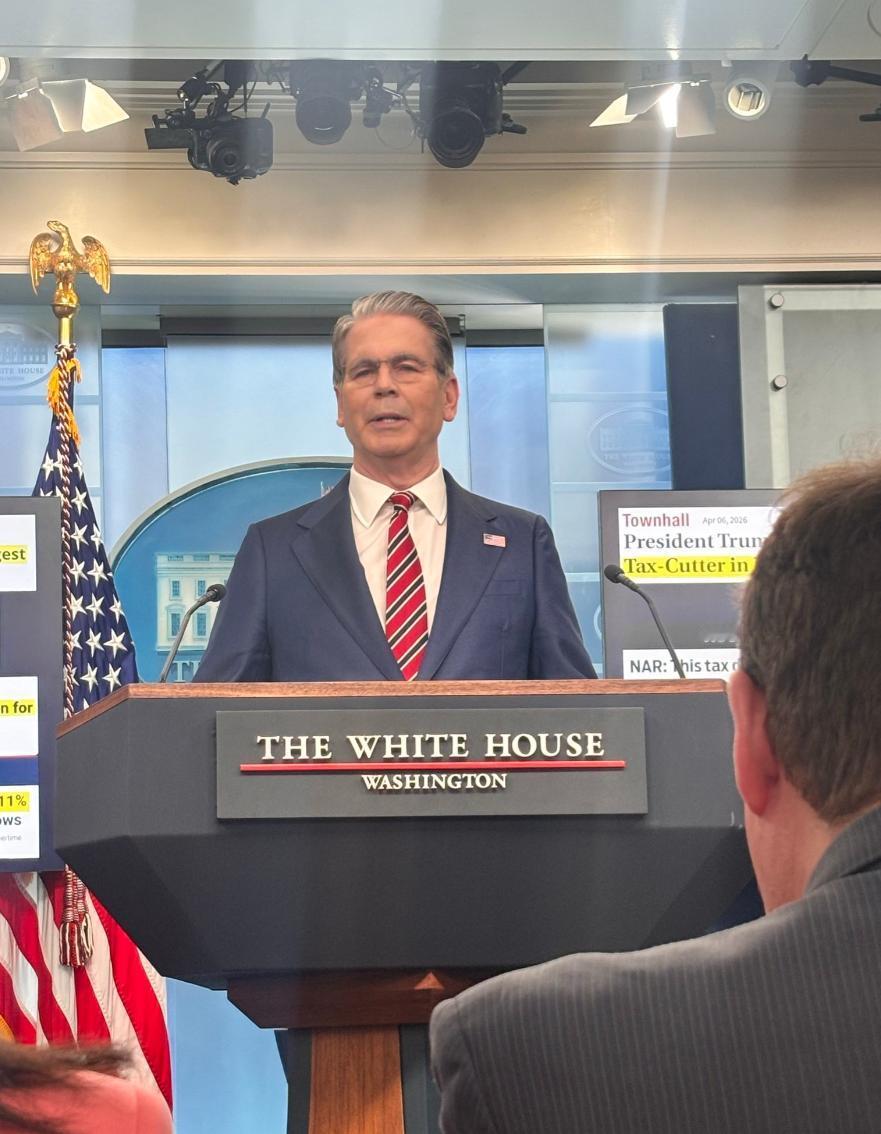 美国财长贝森特放话：两家中国银行若碰伊朗资金，直接制裁！

最近美国那边又搞出大