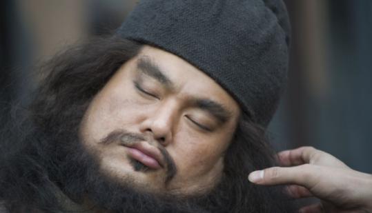 范疆、张达一刀刺死睡梦中的张飞，然后割下血淋淋的首级。一手拎着，直向东吴方向逃窜