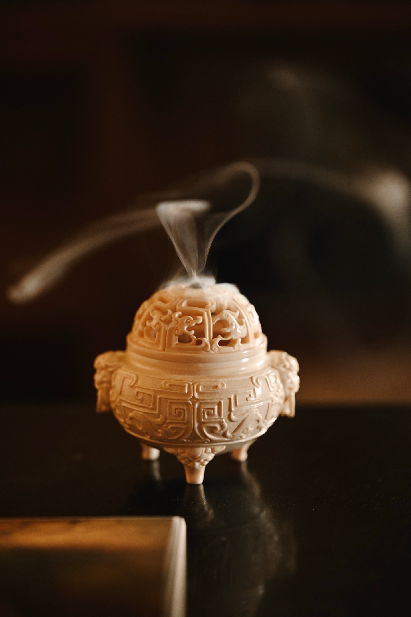 猛犸 | 青铜纹 三足香炉整料雕刻，循古制而作，融商周青铜礼器之神韵。炉盖镂空出