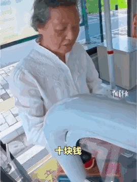还得是大盐城！近日，江苏盐城一老人坐公交，都上车了才发现自己没带老年卡，又打算付
