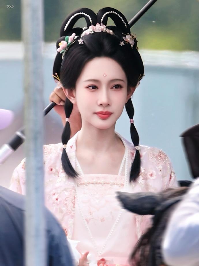 孟子义 草莓大福孟子义《尚公主》造型太像草莓大福了🥰 粉软外衣配白毛绒边，甜萌