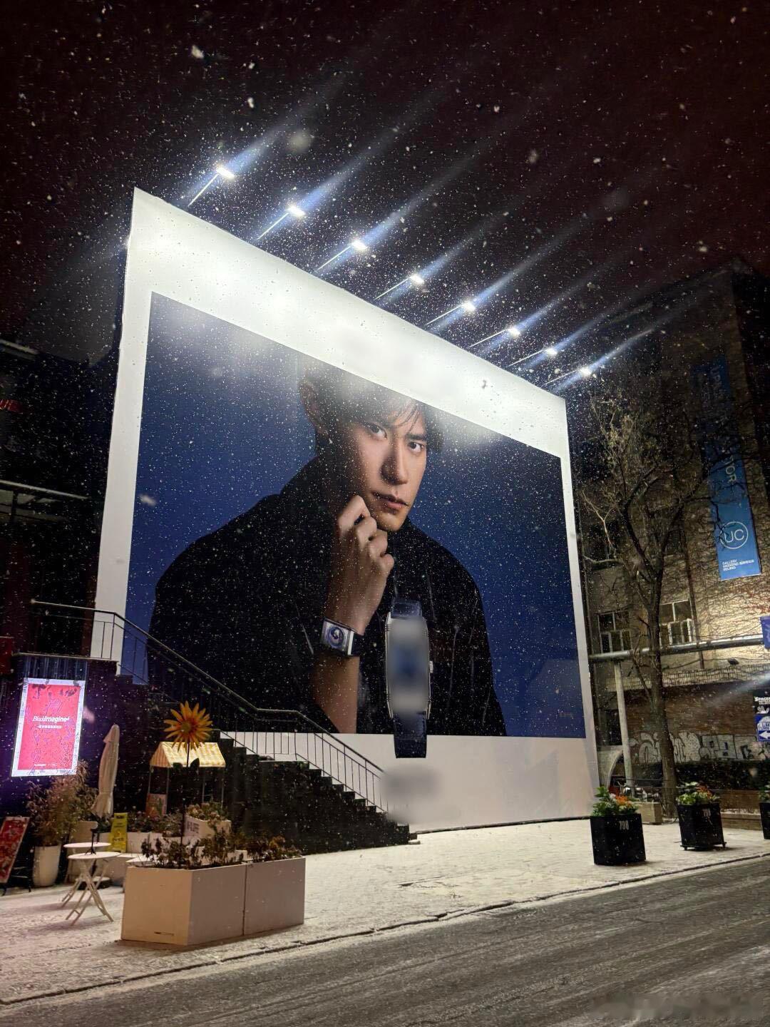 当大雪遇见易烊千玺雪落千玺海报，深蓝配飞雪，氛围感直接拉满，鬼怪BGM瞬间在耳边