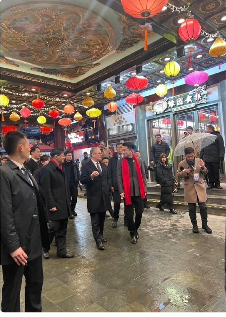 1月30日下午，英国首相斯塔默跑到上海豫园参观，一进来就热情地向现场民众挥手致意