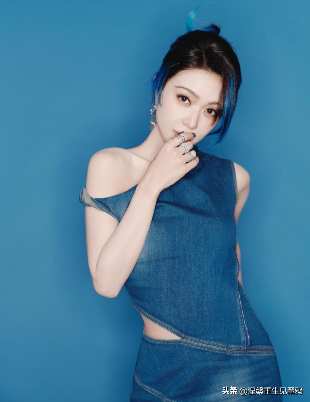 薛凯琪40+甜妹秒变酷感美人，鞋跟比手掌还高

谁能想到，走惯了甜美灵动路线的薛