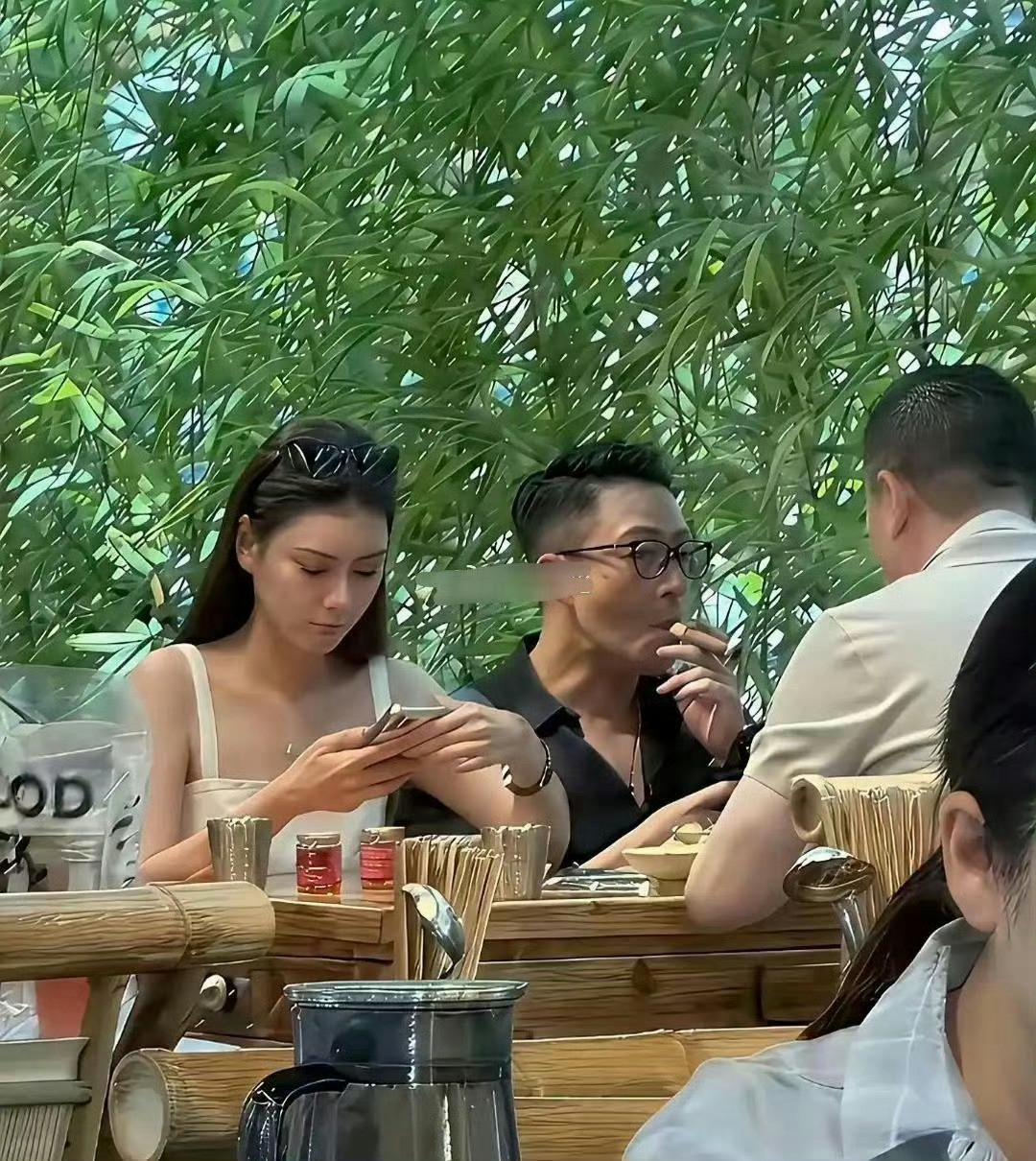 豪门，就是豪门。
他吸烟的气场，不是一般的少爷能拿捏到位的。
不得不说，绅士就是