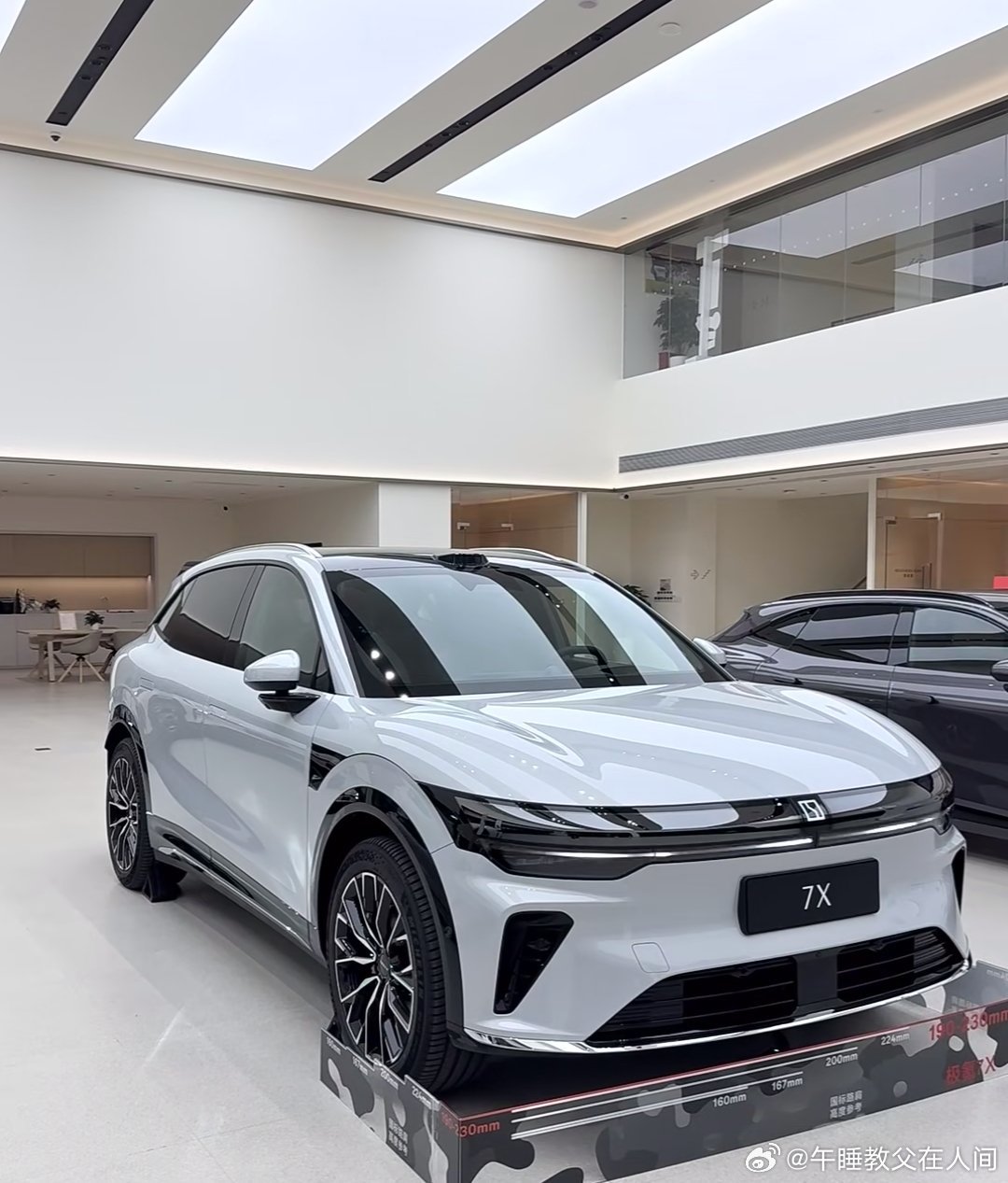 我们夫妻俩常换着开， 的B柱面部识别完美解决了这个问题。走近车门，它就能自动识别