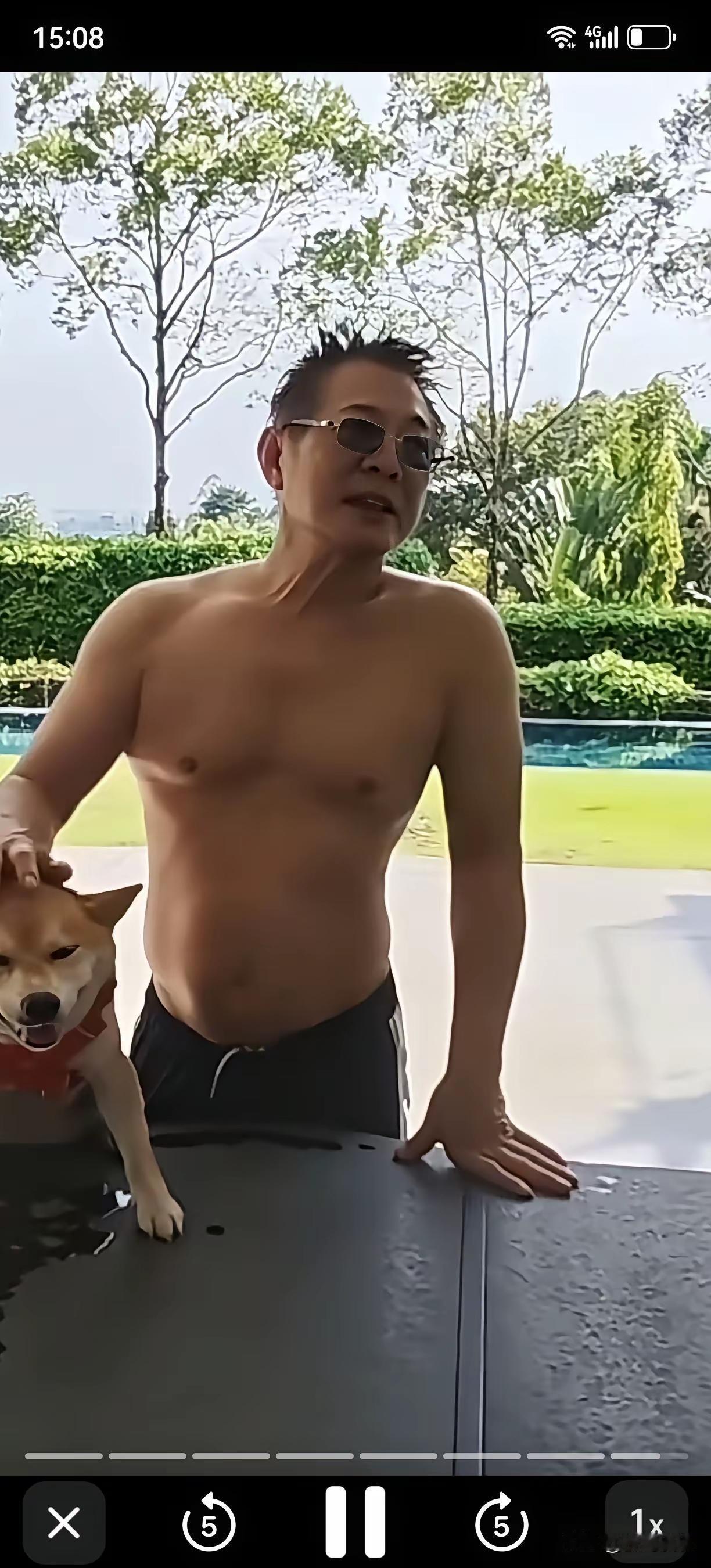 关于网上的谣传，李连杰应该是看到了，虽然他什么也没说，但是拍了一个袒胸露背的视频