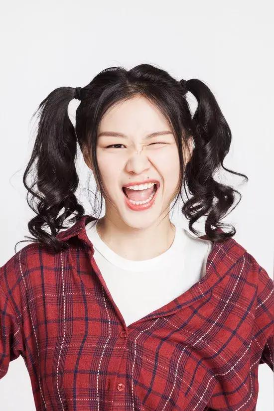 万万想不到，金靖会以这种方式大火起来。作为一个没啥颜值的女星，王家卫却在提醒所有