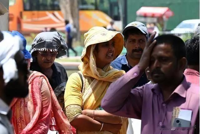 印度想要成为下一个制造业的大国，几乎是不可能的。
    一、印度人口众多，但水