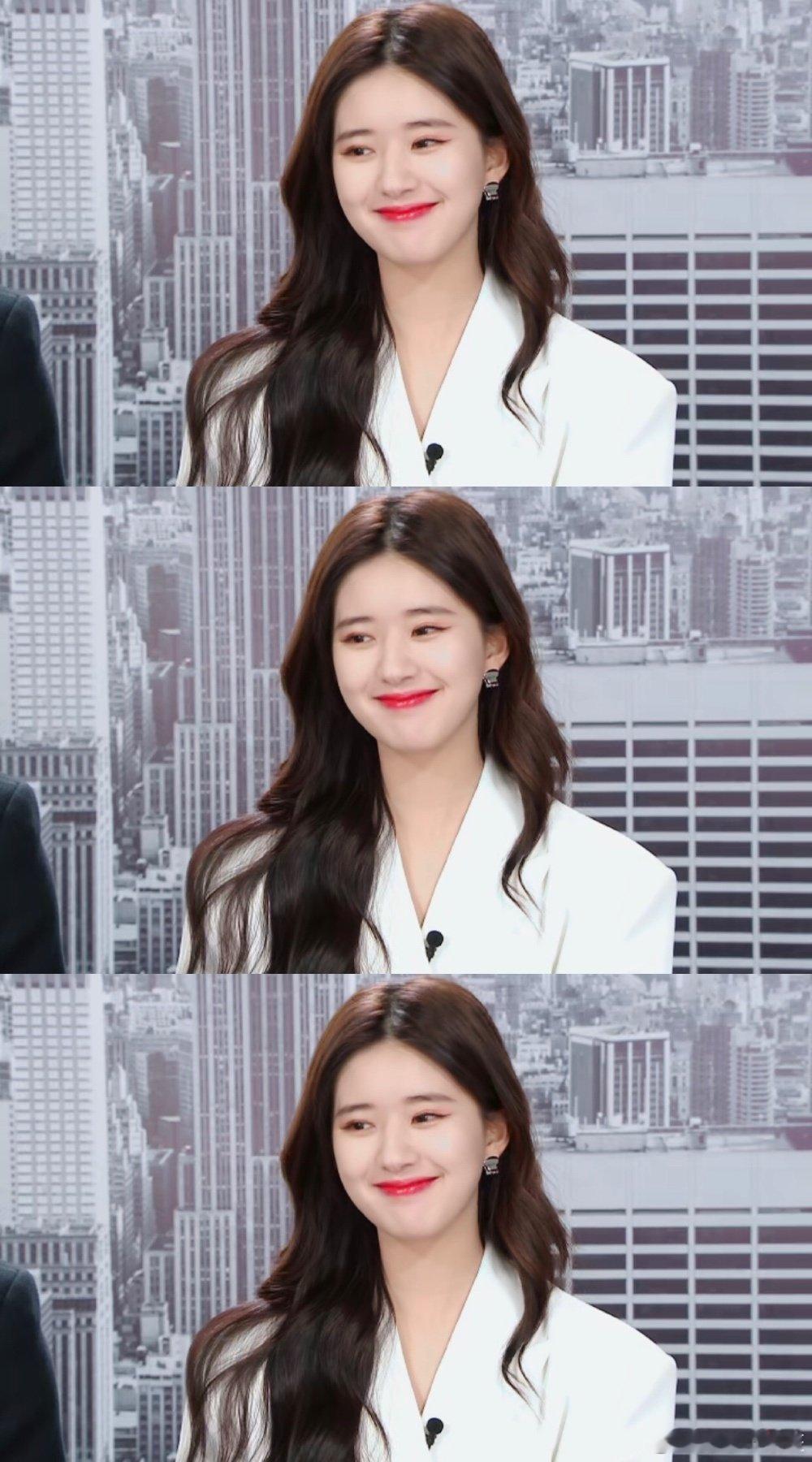 赵露思  / 给赵露思的年终告白  今日主持人---小赵💜 