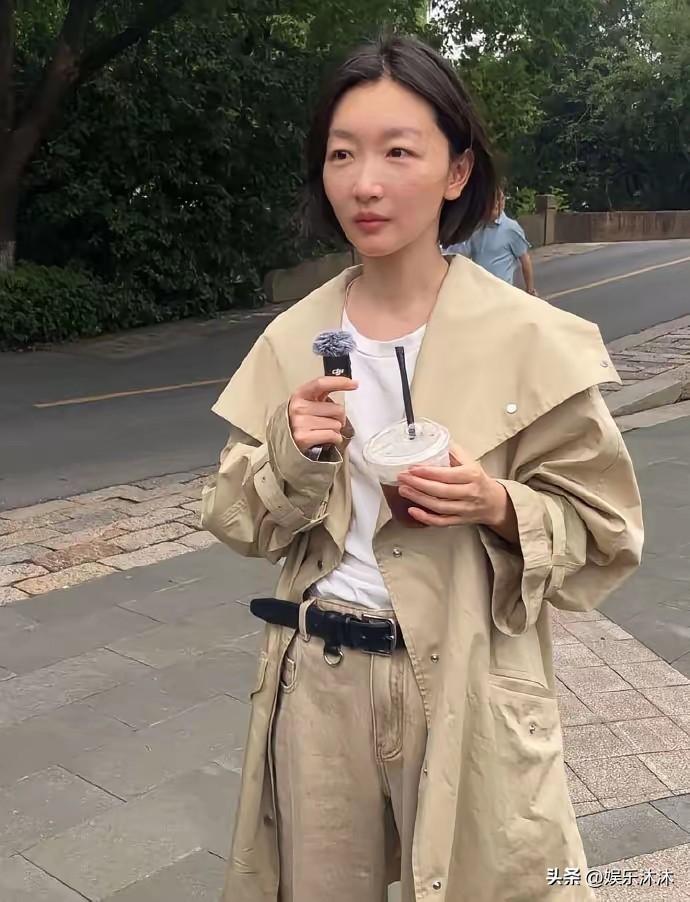 近日周冬雨惊喜现身乌镇戏剧节，路人镜头下她素颜出镜，皮肤白净，一身简约风衣穿搭，