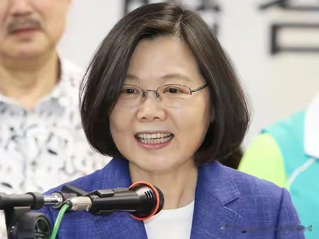 她就是终身未婚的蔡英文，今年70岁，年轻时长相出众，家境学业都很好，追求者众多。