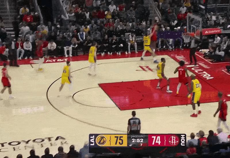 卡位战，重要性不言而喻。詹姆斯指责八村垒一点都不冤，这个时候，卡位战，比分焦灼，