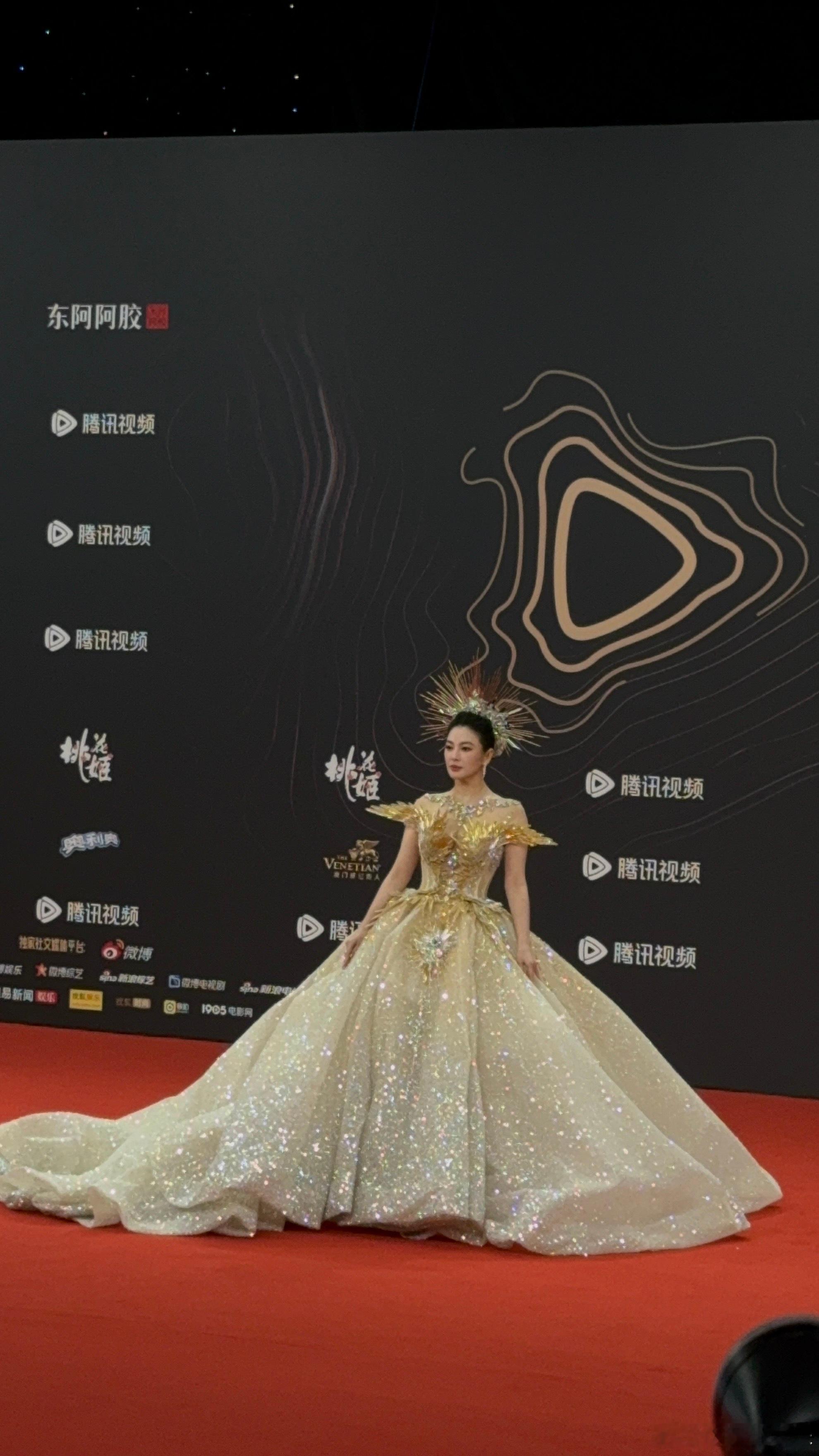 张雨绮太阳女神  张雨绮星光大赏红毯生图 张雨绮：为了讨大家喜欢才穿成这样的含金