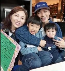 古巨基的老婆已经50多岁了居然还可以生孩子，而且在5年内她生了两个小孩，生二胎时