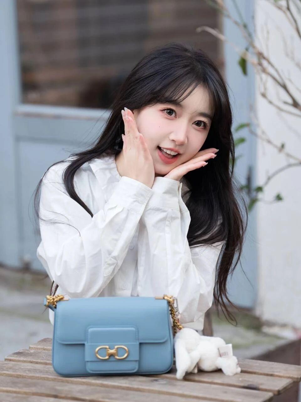 元气少女与清新蓝包，甜美笑容与自然背景，完美搭配！💕💙💚