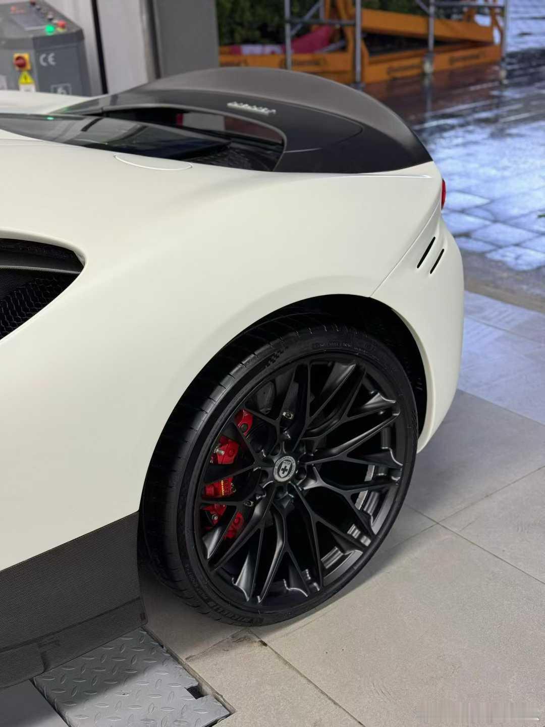 法拉利SF90 高定版配色与配置，选了赛道椅，2024年4月上牌，5000公里 