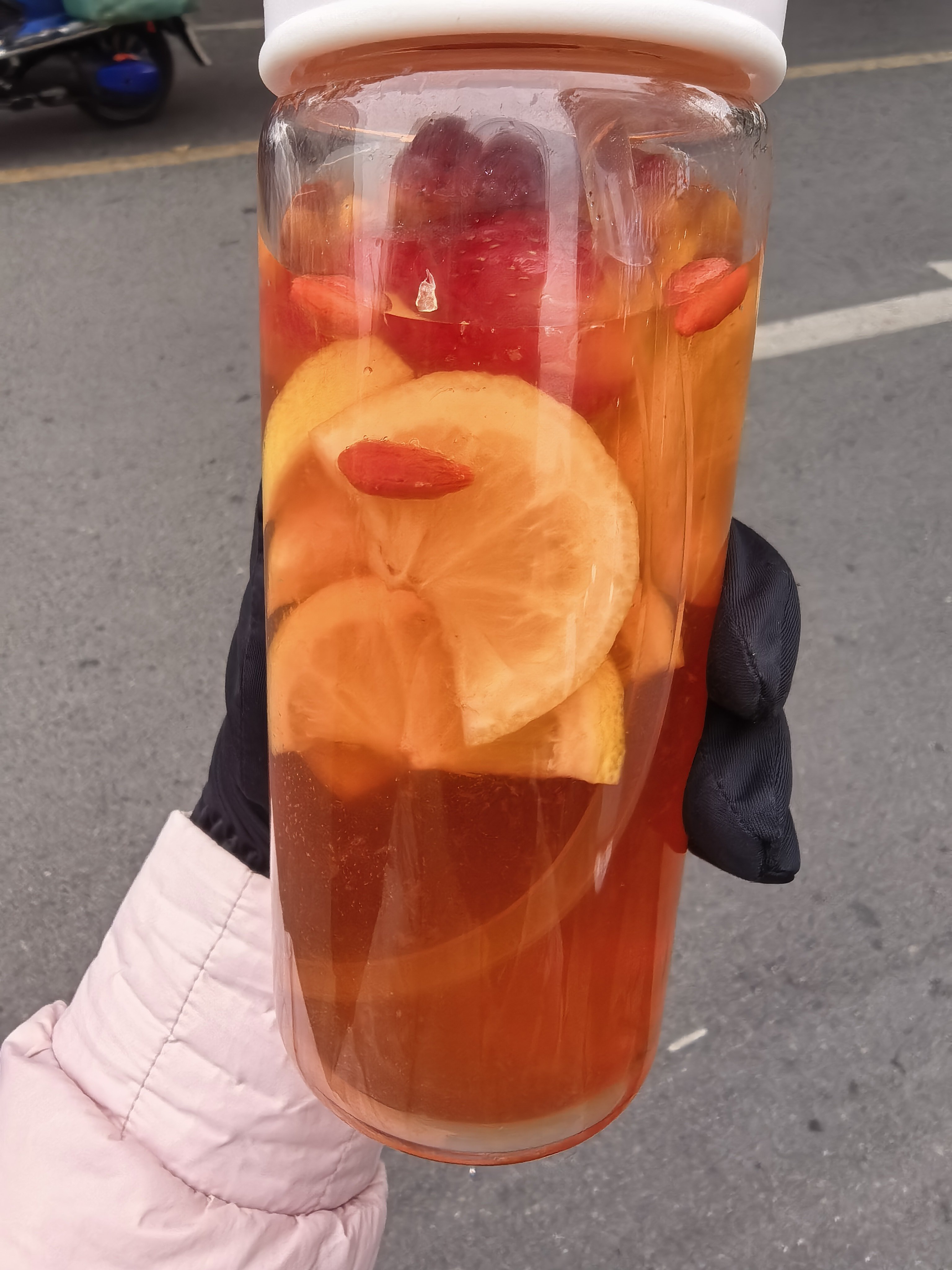 今天放了两颗草莓，喝起来是草莓香味。🍓虽然我不喜欢甜饮，喝起来也不甜，但是心里