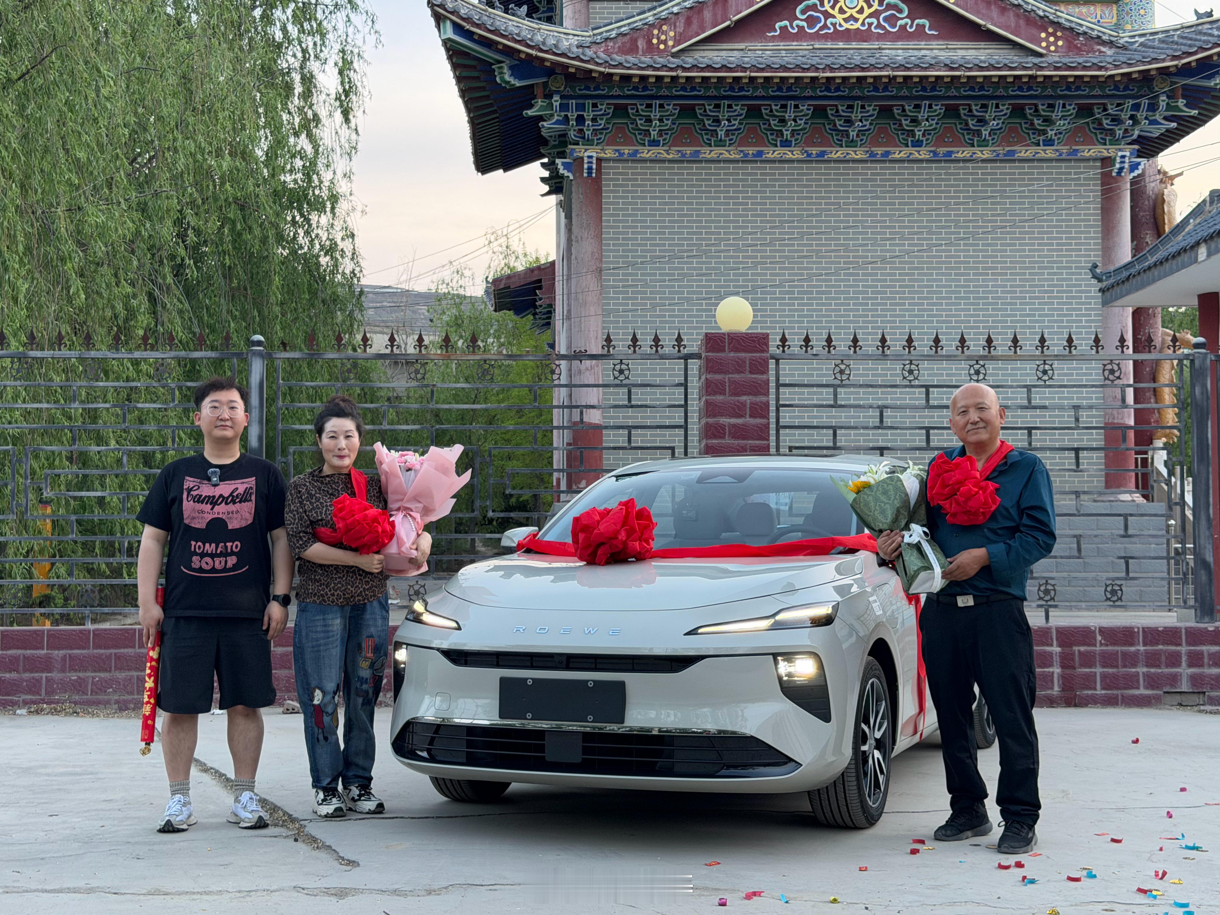 这次我们奔赴千里给一对陌生的叔叔阿姨办了一场交车仪式仪式很简单，但却让人很感动因