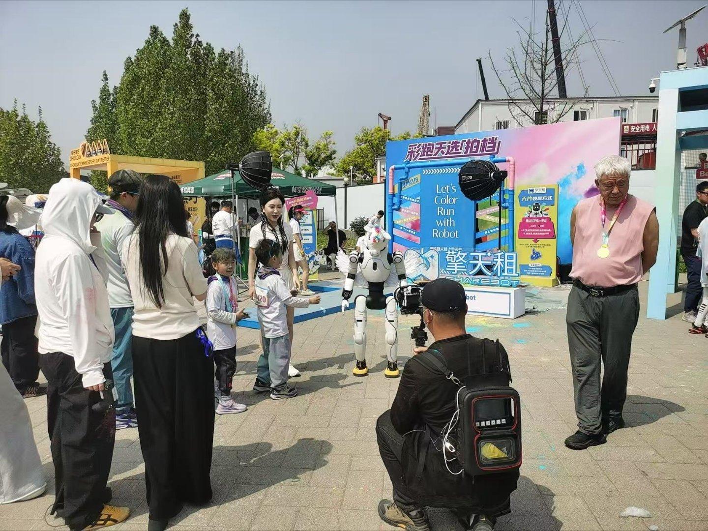 北京炫彩跑机器狗化身拍照NPC人类也是出息了，现在还能跟机器狗合影。再过两年，机
