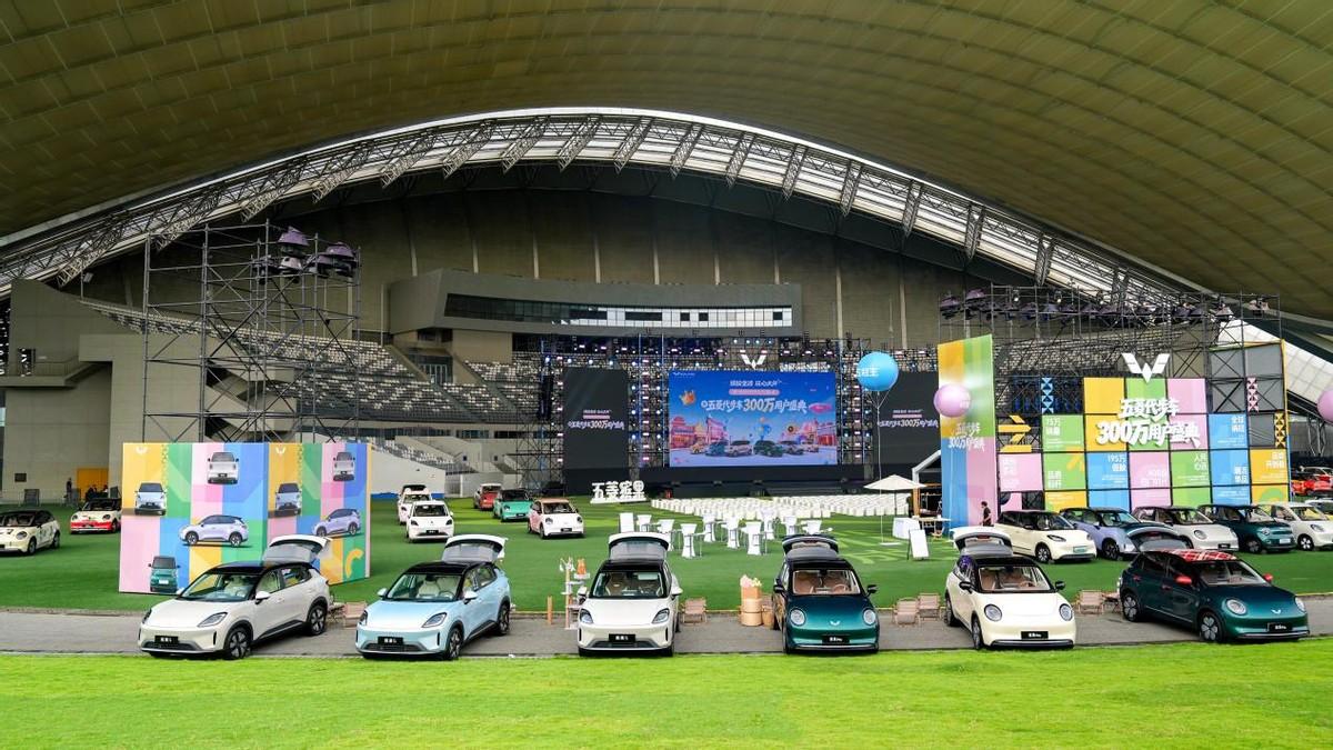五菱代步车解锁 300 万里程碑，大街小巷就是证明？

8月7日，五菱在成都露天